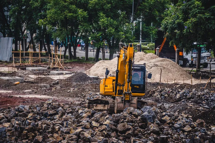 Żółta koparka na miejskim placu budowy
