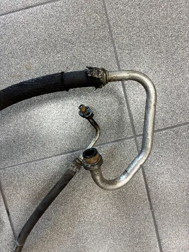 Rozejście gumy przy zakuciu - przewód klimatyzacji Citroën Xsara Picasso przed regeneracją