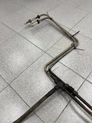 Skorodowane rury hydrauliczne z lawety - platformy, elementy łączne i stare węże przed wymianą